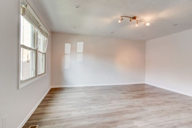 Building Photo - 5262 Meadowknoll Ln
