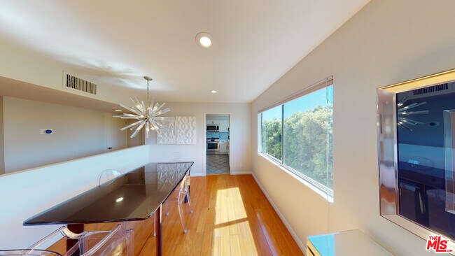 Foto del edificio - 15060 Victory Blvd