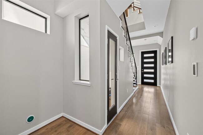 Foto del edificio - 607 Memorial Heights Dr