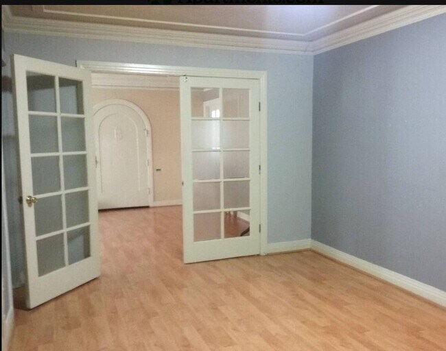Building Photo - 742 S Wilton Pl
