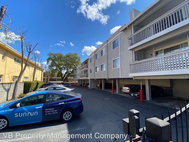 Foto del edificio - 1352 Creekside Dr