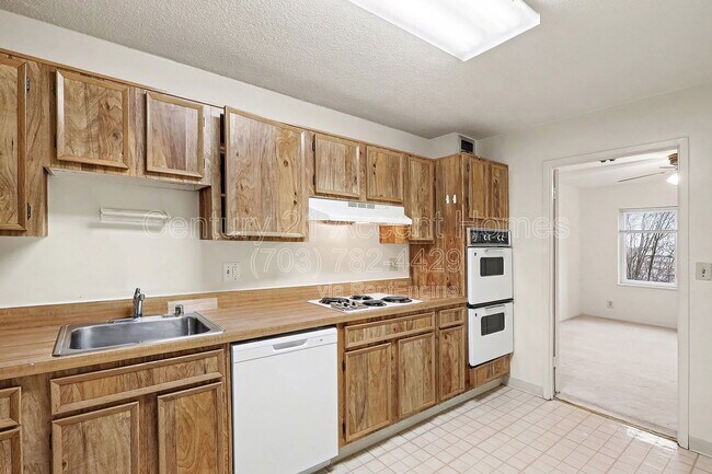 Foto del edificio - 8380 Greensboro Dr