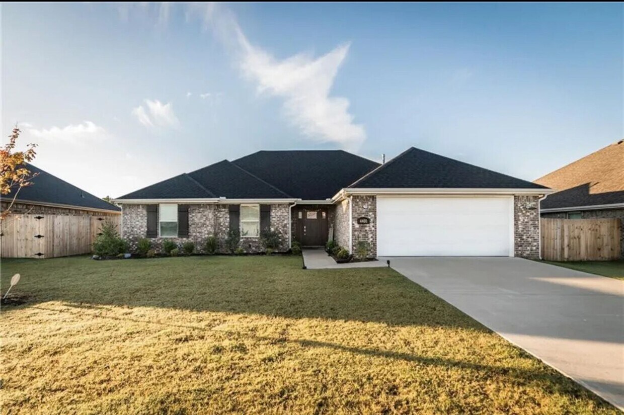 Gorgeous Home with Vaulted Ceilings and La... - Gorgeous Home with Vaulted Ceilings and La...