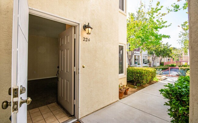 Foto del edificio - 2 Bedroom, 2 Bath Condo in Avalon Oceanside!
