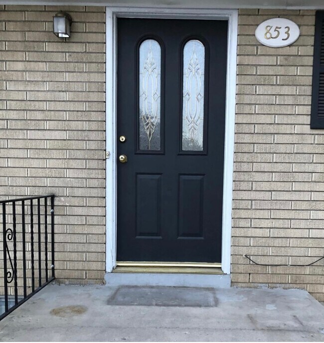 Front entrance. - 853 W 2100 N