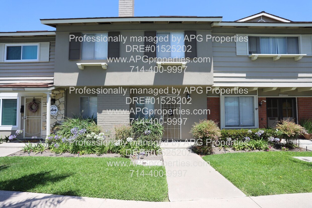 Primary Photo - 4 Bedroom / 2.5 Bathroom townhouse in the ...