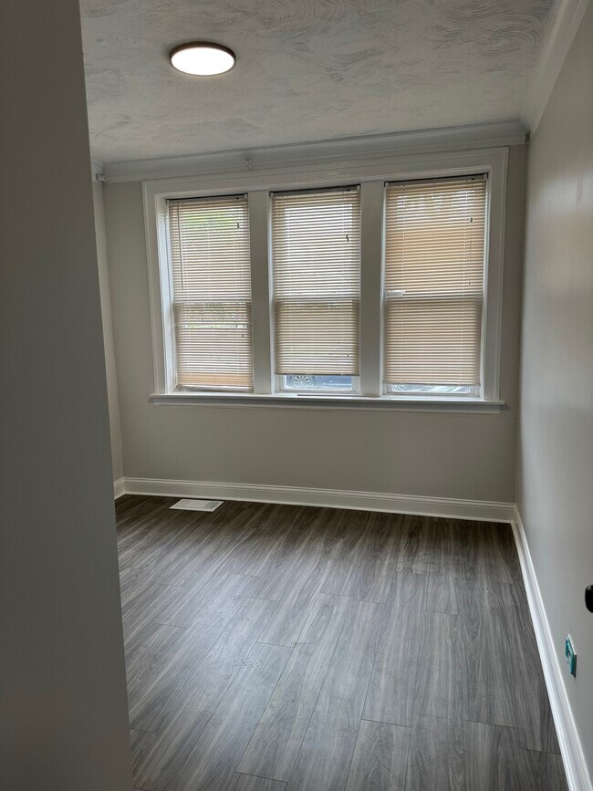 Foto del edificio - 6158 W Grand Ave