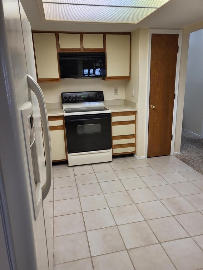 Building Photo - 813 Country Club Dr SE