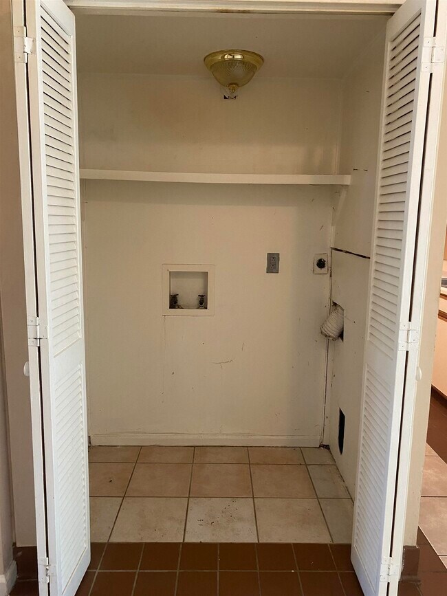 Foto del edificio - 4405 Lakeside Dr