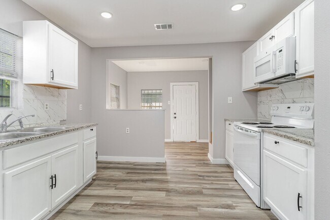 Building Photo - 4-Bedroom, 2-Bath Home in South Dallas with Convenient Access to Major Highways and City Amenities