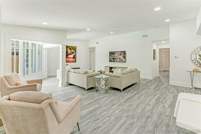 Foto del edificio - 16643 Redwood Way