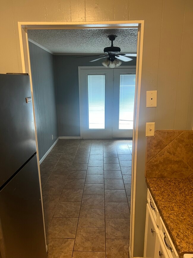 Building Photo - 715 W Tyler St