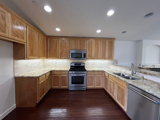 Foto del edificio - Amazing Views! Nice Spacious 2 Story Home ...