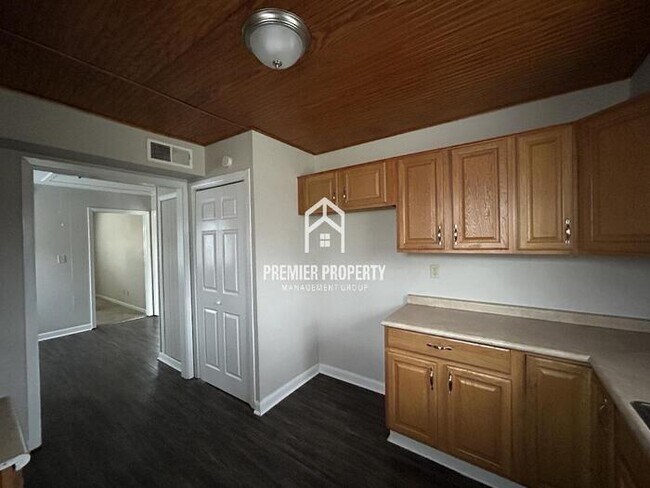 Building Photo - 3165 Mayfair Rd