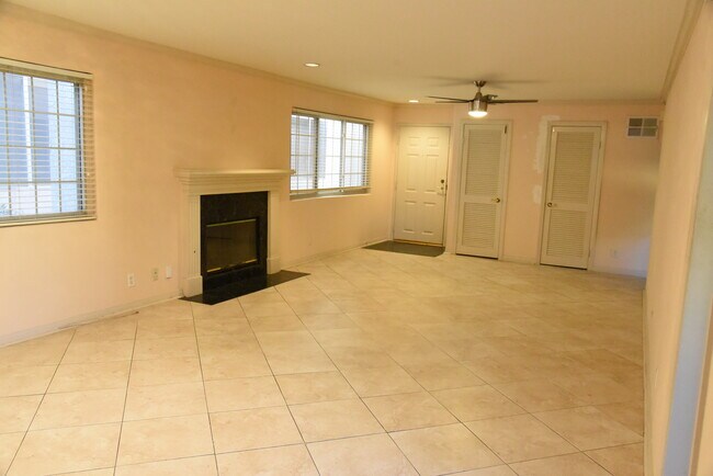 Living room - 1818 Greenfield Ave