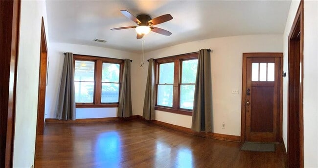 Building Photo - 204 W 46th St