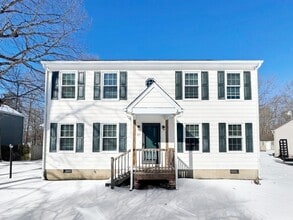 Building Photo - 117 Five Oaks Ln