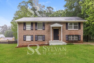 Building Photo - 683 Roxbury Dr