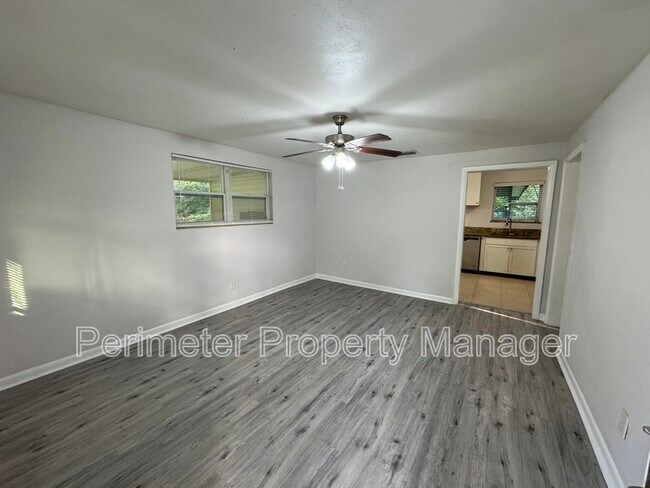 Foto del edificio - 8215 Cir St S