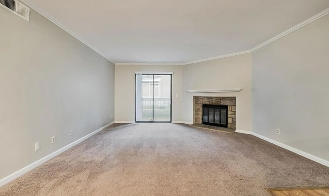 Building Photo - 2 bedroom/2 bathroom main level condo!