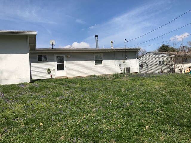 Building Photo - 3 bedroom/1 bathroom house in Woodson Terrace