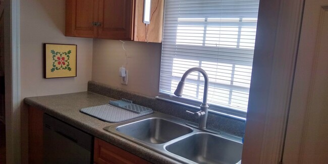 Full kitchen with stainless appliances and all cooking needs - 705 Elsom St