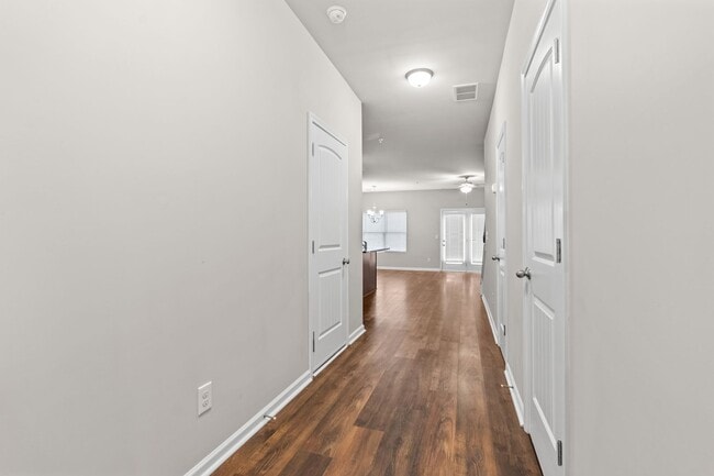 Building Photo - 3 Bedroom Townhome in Jonesboro!