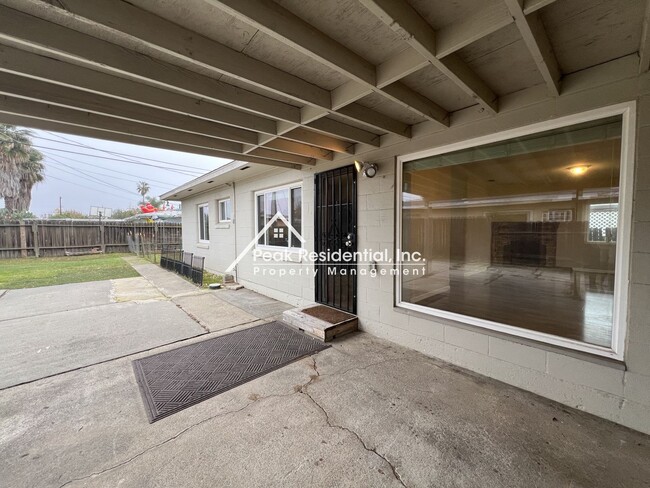 Building Photo - Fruitridge Manor 3bd/1ba House