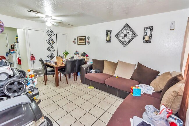 Foto del edificio - 7877 Locksley Rd