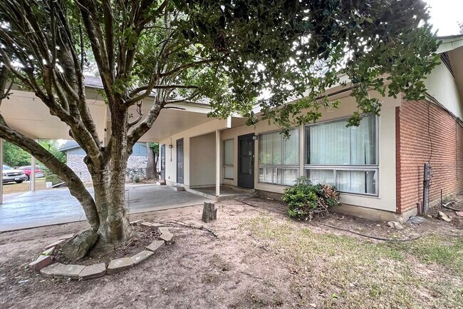 Foto del edificio - 1025 Louise Ln