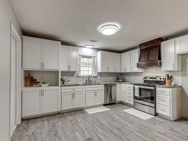 Foto del edificio - 4709 Newport Dr
