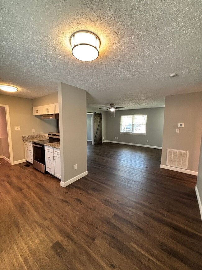 Foto del edificio - Spacious 3BR Rancher Near Washington Pike – Quiet Setting, Minutes to Downtown!