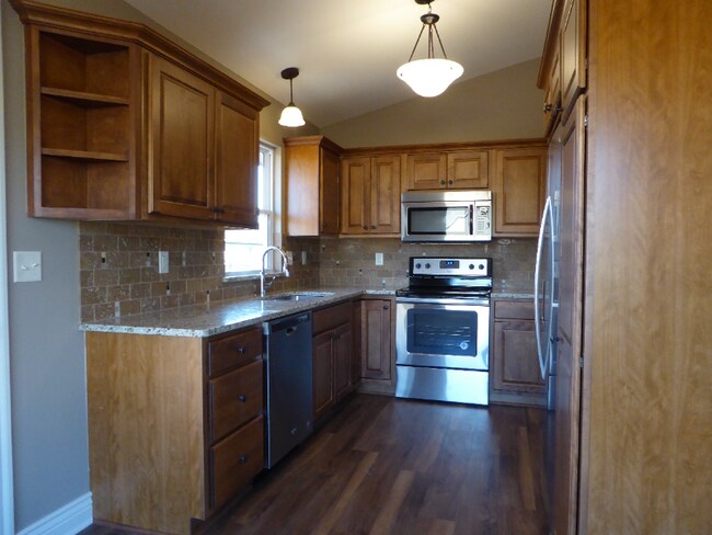 Building Photo - 2102 E Cedar Tree St
