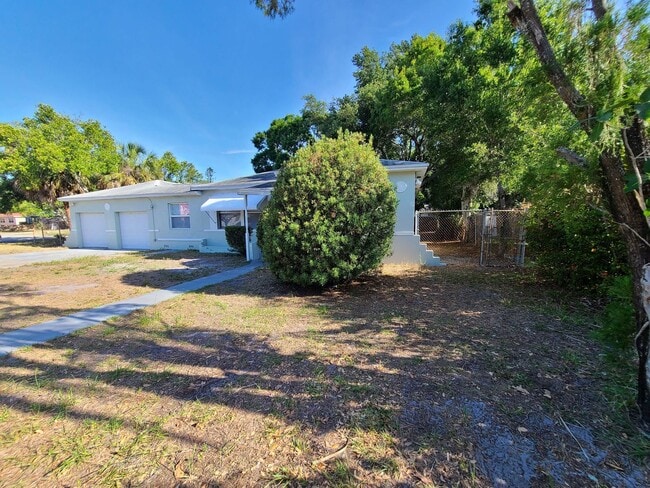 Building Photo - Stunning Corner-Lot Rental: 4BR/2BA with Courtyard