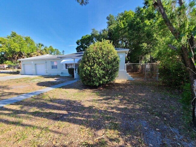 Foto del edificio - Stunning Corner-Lot Rental: 4BR/2BA with Courtyard