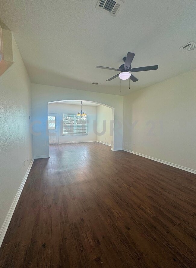 Building Photo - Charming, 2-Story 3/2.5/1 Duplex Ready For Move-In!