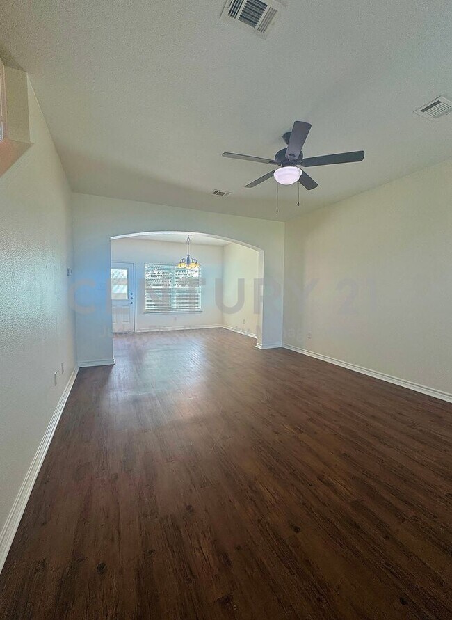 Foto del edificio - Charming, 2-Story 3/2.5/1 Duplex Ready For Move-In!