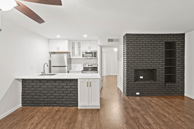 Building Photo - 2121 Fountain View Dr