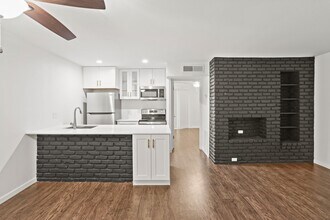 Building Photo - 2121 Fountain View Dr