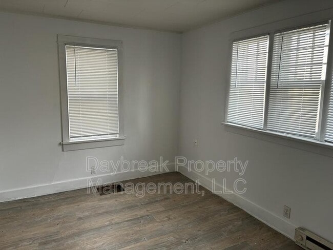 Building Photo - 6 11th St S