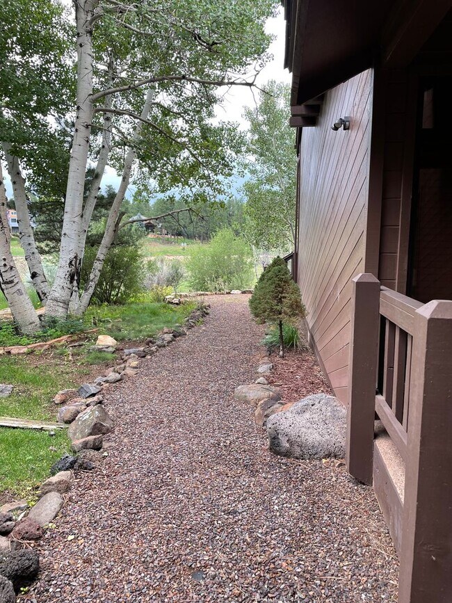 Building Photo - Beautiful Lakepoint Townhome
