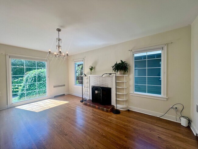 Building Photo - Updated 1920s 4BD