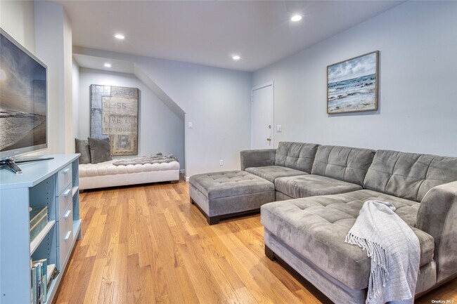 Building Photo - 94 Main St