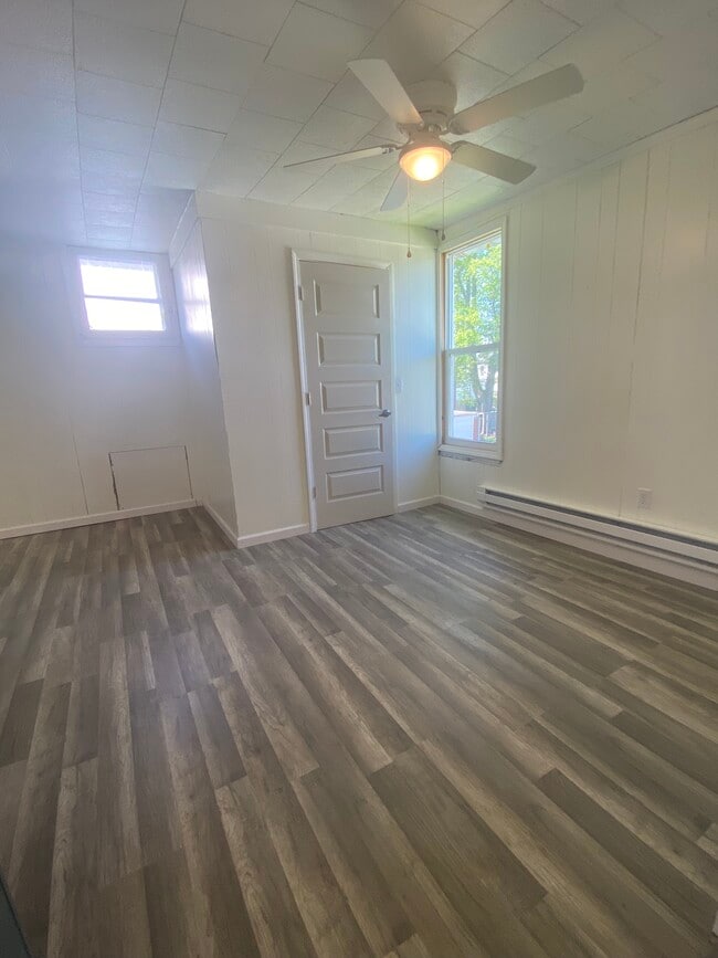 Bedroom and Closet - 501 N State Line St