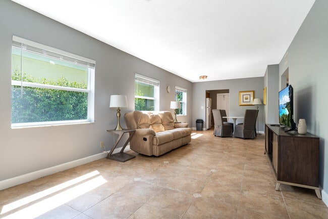 Building Photo - 2607 NE 8th Ave