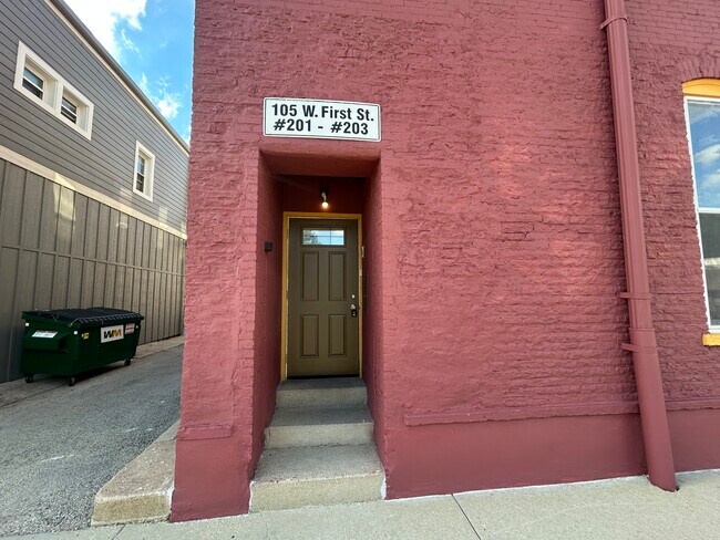 Foto del edificio - 105 W 1st St