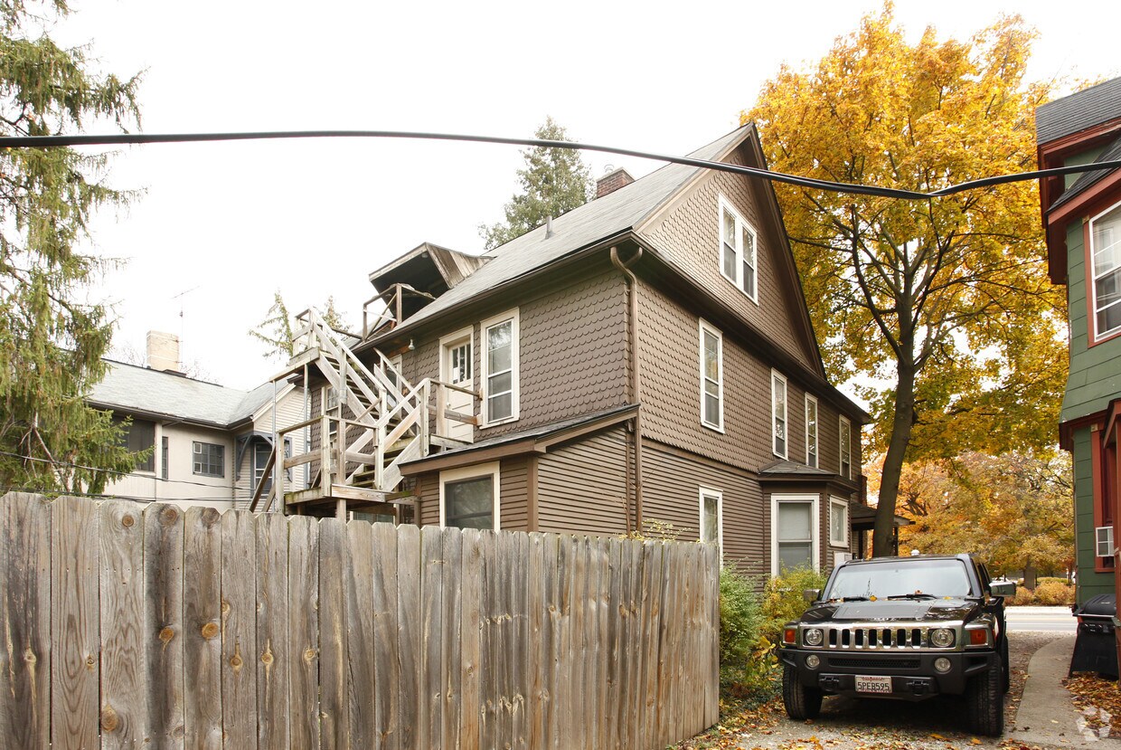 Building Photo - 809-811 E Huron St