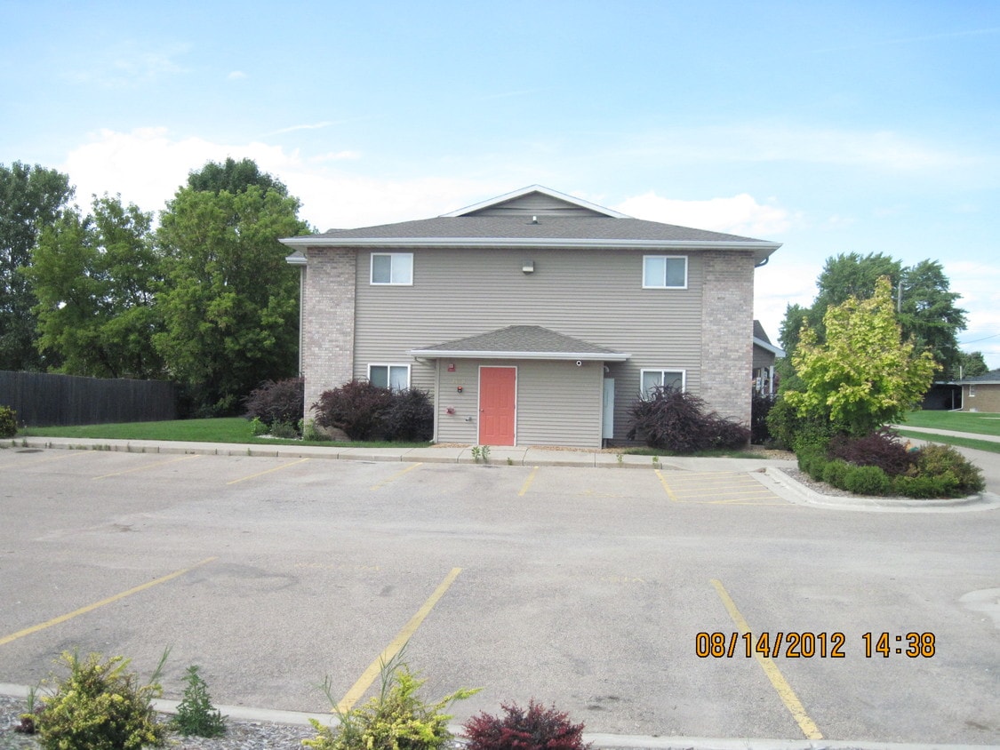 Primary Photo - 2420 E Peter St