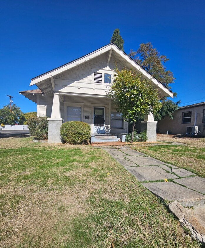 Foto principal - Charming 2 Bedroom with Bonus/Laundry Room