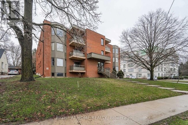 Building Photo - 401 Erb St W